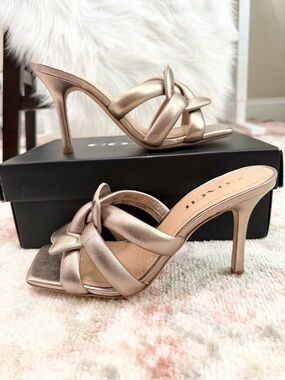 COACH Kellie Platinum Champagne Metallic Leather Sandals Heels size  9